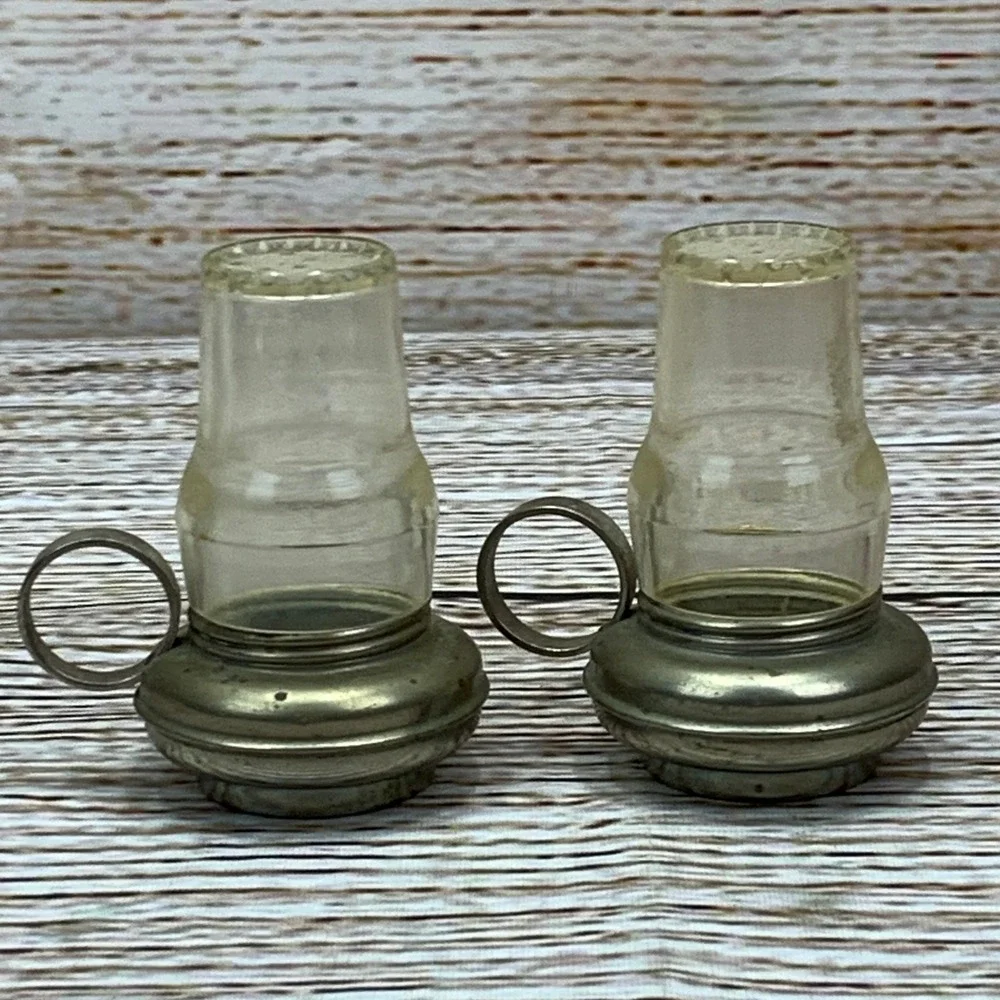 Vintage Mini Oil Lamp Salt Pepper Shakers‎ Silver Tone Plastic Cruet Set